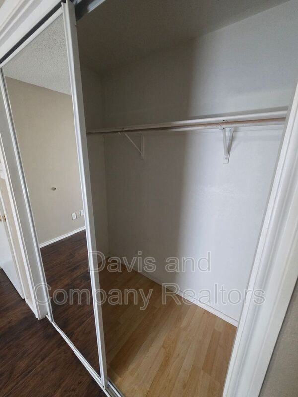 Building Photo - 707 Devonian Dr