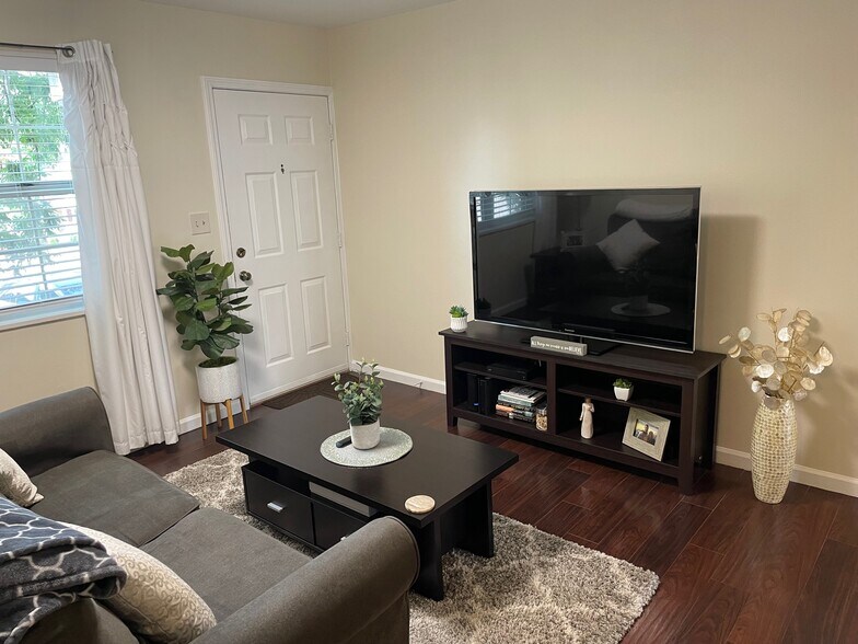 Building Photo - 1508 E Swan Cir