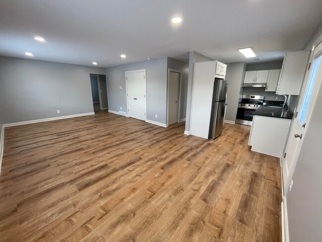 Building Photo - 210 W 6th St