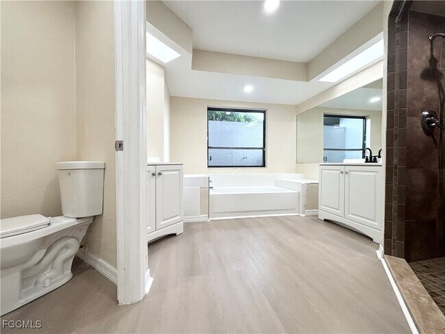 Building Photo - 2200 SW 40th St