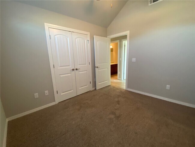 Building Photo - 740 Fontana St