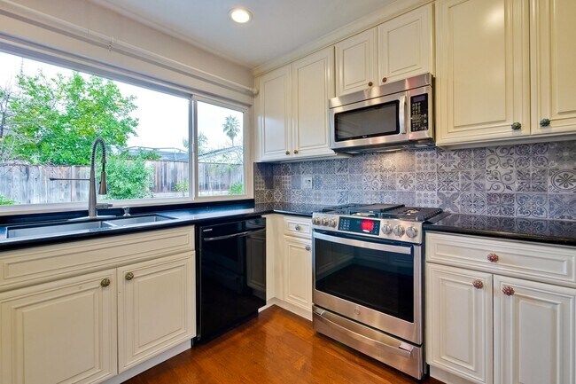 Building Photo - Warm and Inviting 3 bedroom, 2 Bath Home