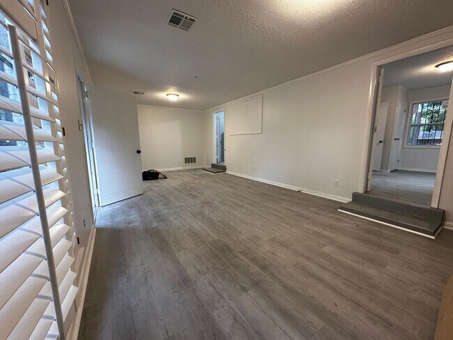 Building Photo - Spacious 5 Bed / 2 Bath home