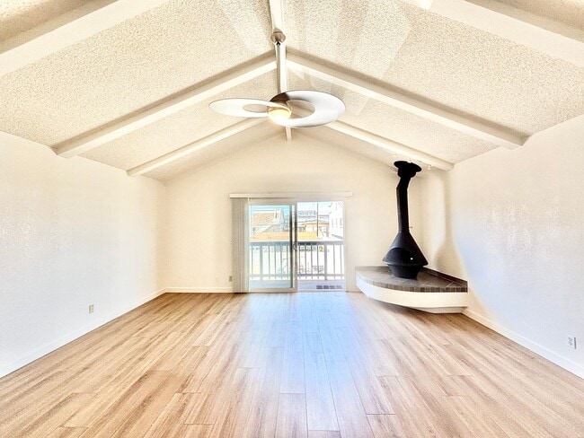 Building Photo - Oxnard | UPDATED | 2 Bed + 1 Bath- Upper u...