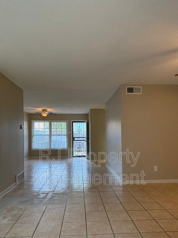 Building Photo - 3400 Lord Dunmore Cove