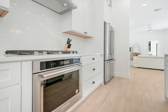 Building Photo - 1248 N Harbor Dr