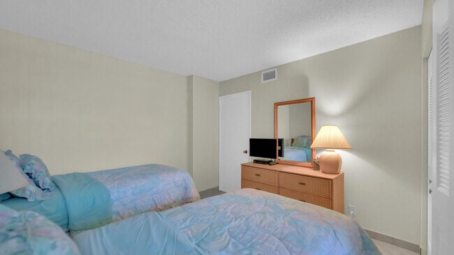Building Photo - 450 Egret Cir