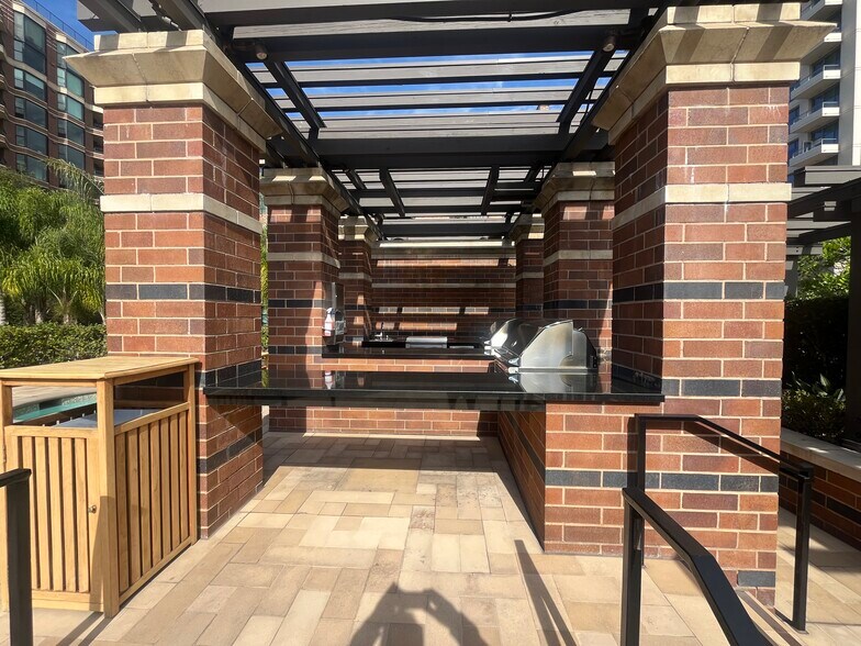 BBQ - 500 W Harbor Dr