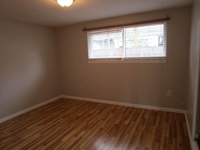 Building Photo - Charming 3 bedroom, 1 bathroom home locate...