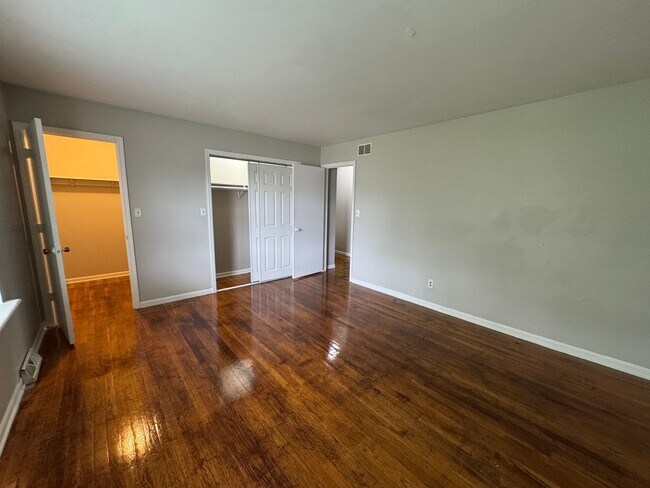 Building Photo - 6563 E 46th St