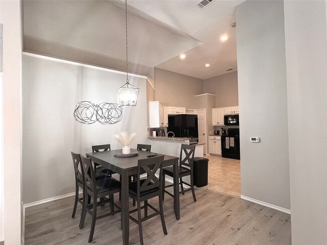 Building Photo - 2109 Acosta Ln