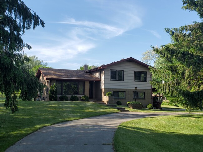 Front View - 591 E Glenlord Rd