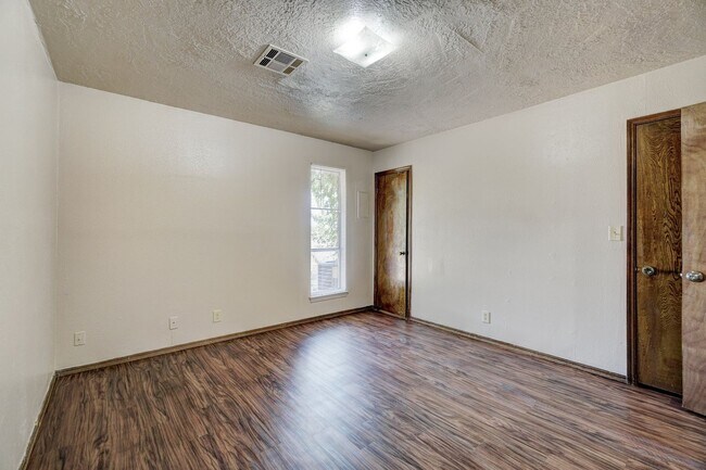 Building Photo - 2 bedroom 2 Bath 2 Car Garage Duplex Avail...