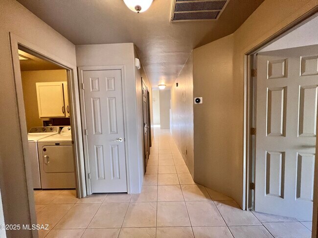Building Photo - 8679 N Ahwatukee Way