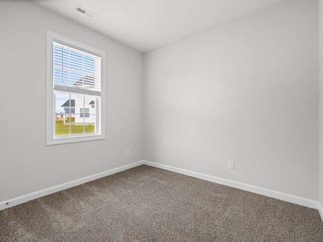 Building Photo - Towne Pointe Beauty!