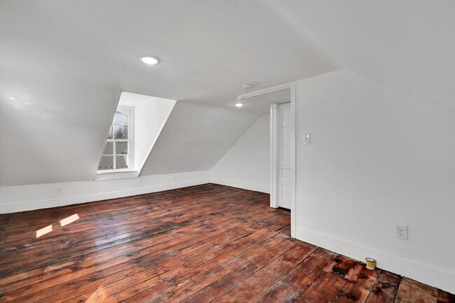 Building Photo - 4 Bedroom 2 Bath Home for Rent in SoWe Nei...
