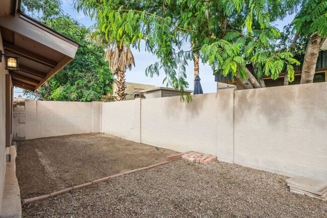 Building Photo - Cozy 2-bedroom, 1.5-bath townhome