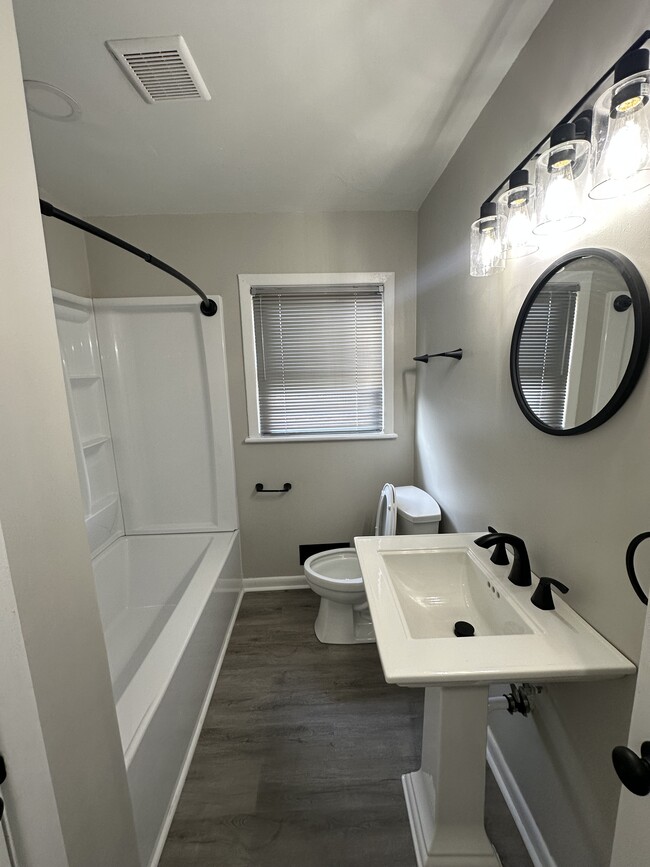 Newly renovated bathroom - 2725 Alder St