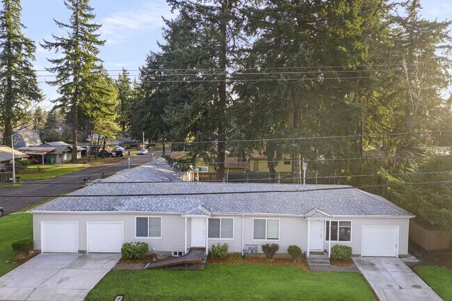 Building Photo - Spacious 2bedroom 1 bath in well maintained 4 Plex!