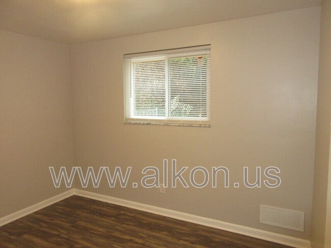 Building Photo - 1097 Roseanne Ave