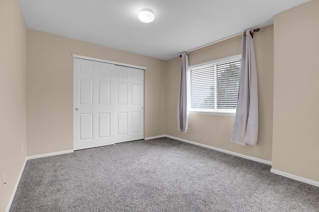 Building Photo - Amazing 5-bedroom, 3-bath, 2 car garage in...