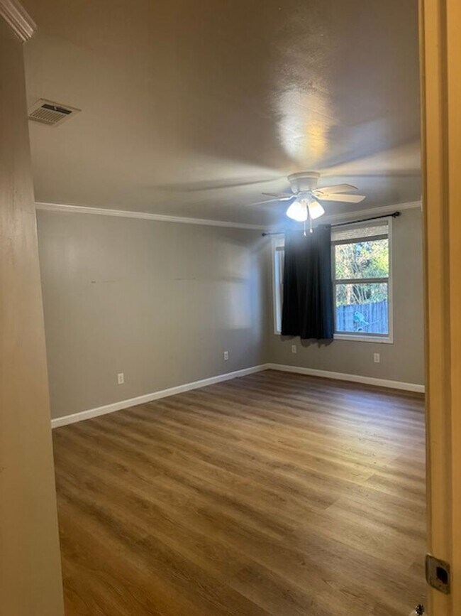 Building Photo - POOL AND APT/WORK SHOP/CRAFT ROOM