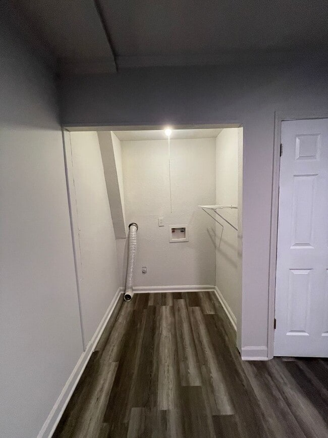 Building Photo - Beautifully renovated 3 bedroom 2.5 Bath