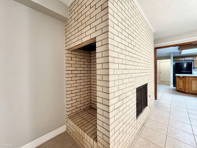 Building Photo - 3 br, 3.5 bath House - 4807 Country Club Vw