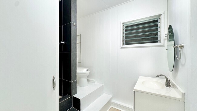 Building Photo - 3007 Lanikaula St