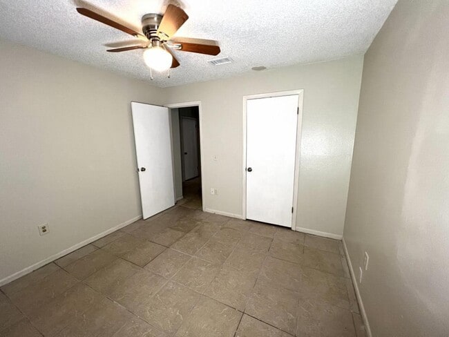 Building Photo - 1087 Old S Dr