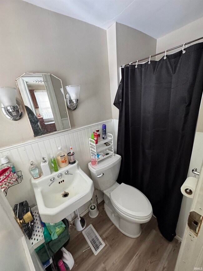 Building Photo - 526 S Mitchell St