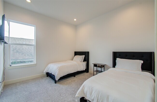 Building Photo - 4311 Marina St