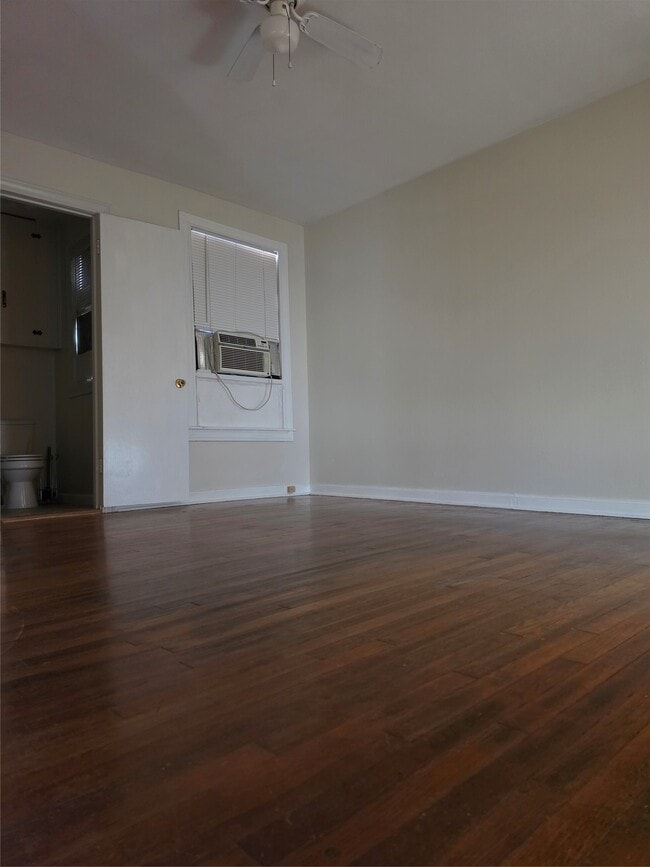 Building Photo - 3819 S Shepherd Dr
