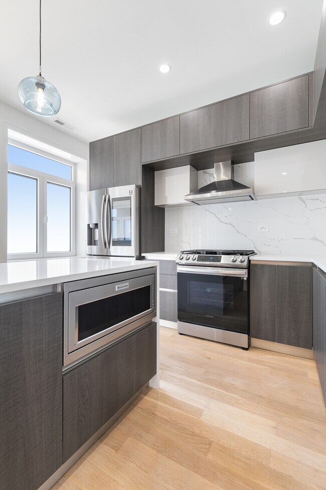 Building Photo - 7729 N Eastlake Terrace