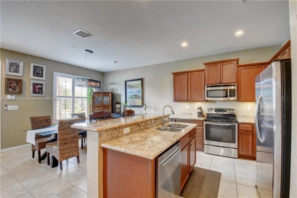 Building Photo - 256 SW 6th Ct