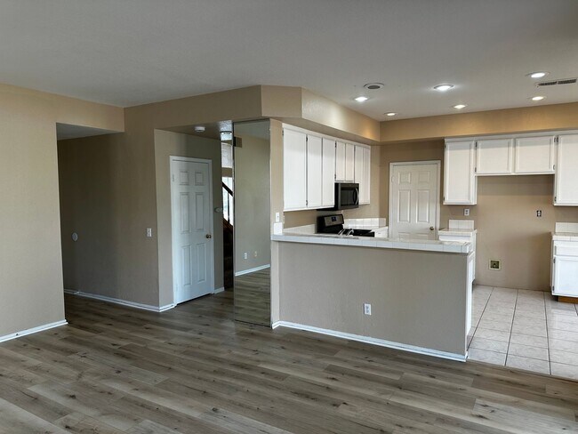 Building Photo - Beautiful Orangecrest Rental – Move-In Ready!