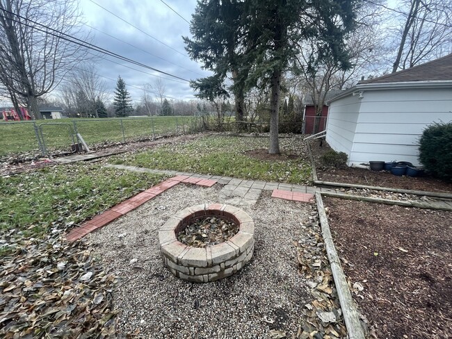 Building Photo - 18626 Golfview Ave