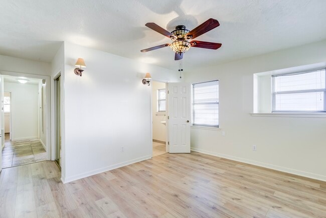 Building Photo - 3811 Bennett Dr