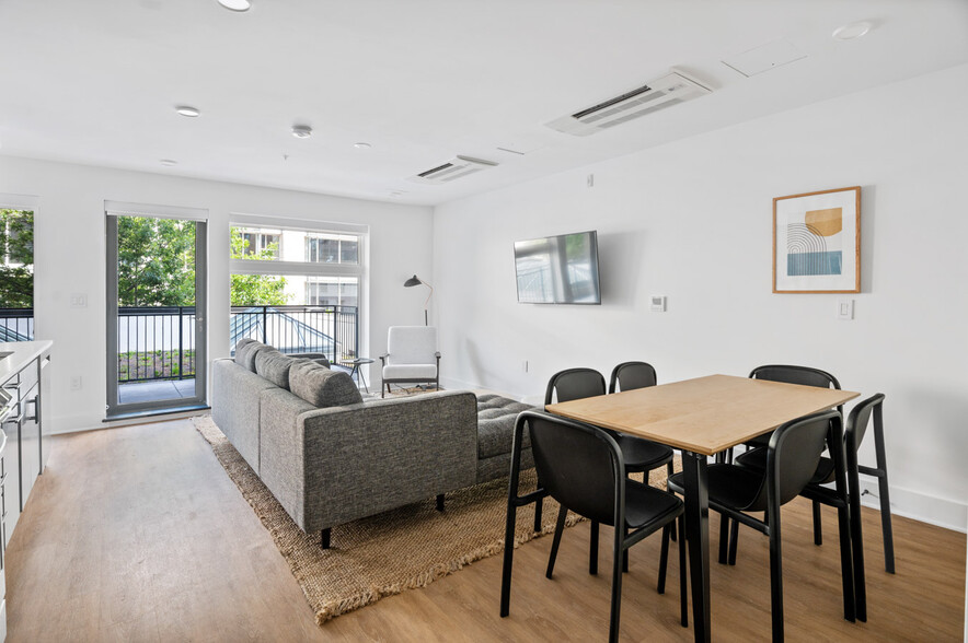 Primary Photo - District (Furnished Rooms)