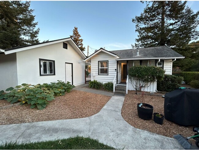 Building Photo - Cute Country Cottage 1 bedroom 1 bath