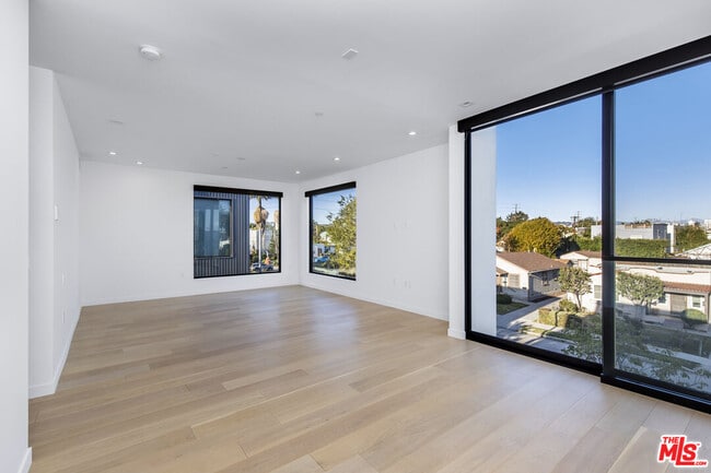 Building Photo - 2019 Barry Ave