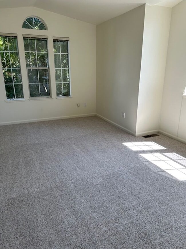 Building Photo - Beautiful 2 Bedroom Townhome Available Now!