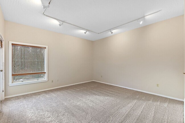 Building Photo - Beautiful Downtown Coeur d' Alene Condo  w/ Amazing Views!