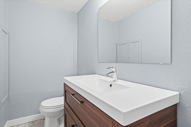 Building Photo - 1304 Mariposa Dr