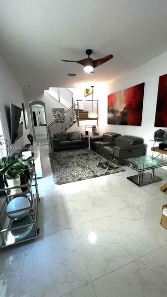 Building Photo - 6923 Julia Gardens Dr