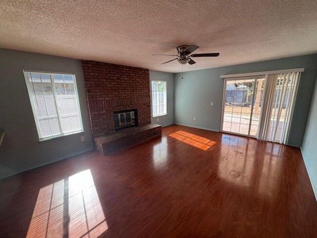 Building Photo - Clean 3 Bedroom / 2 Bathroom Home near Pac...