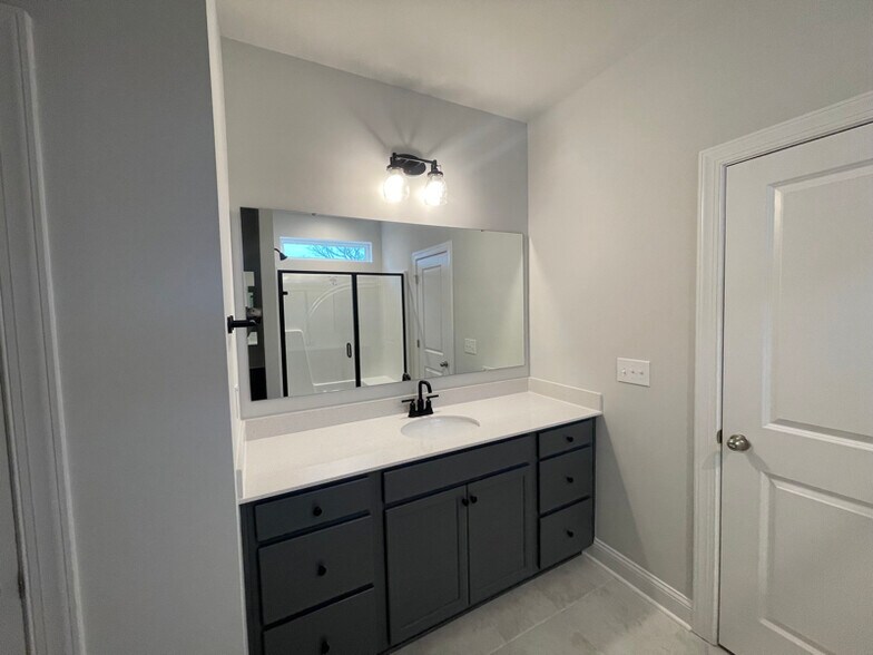 Building Photo - 704 Sutherland Ct