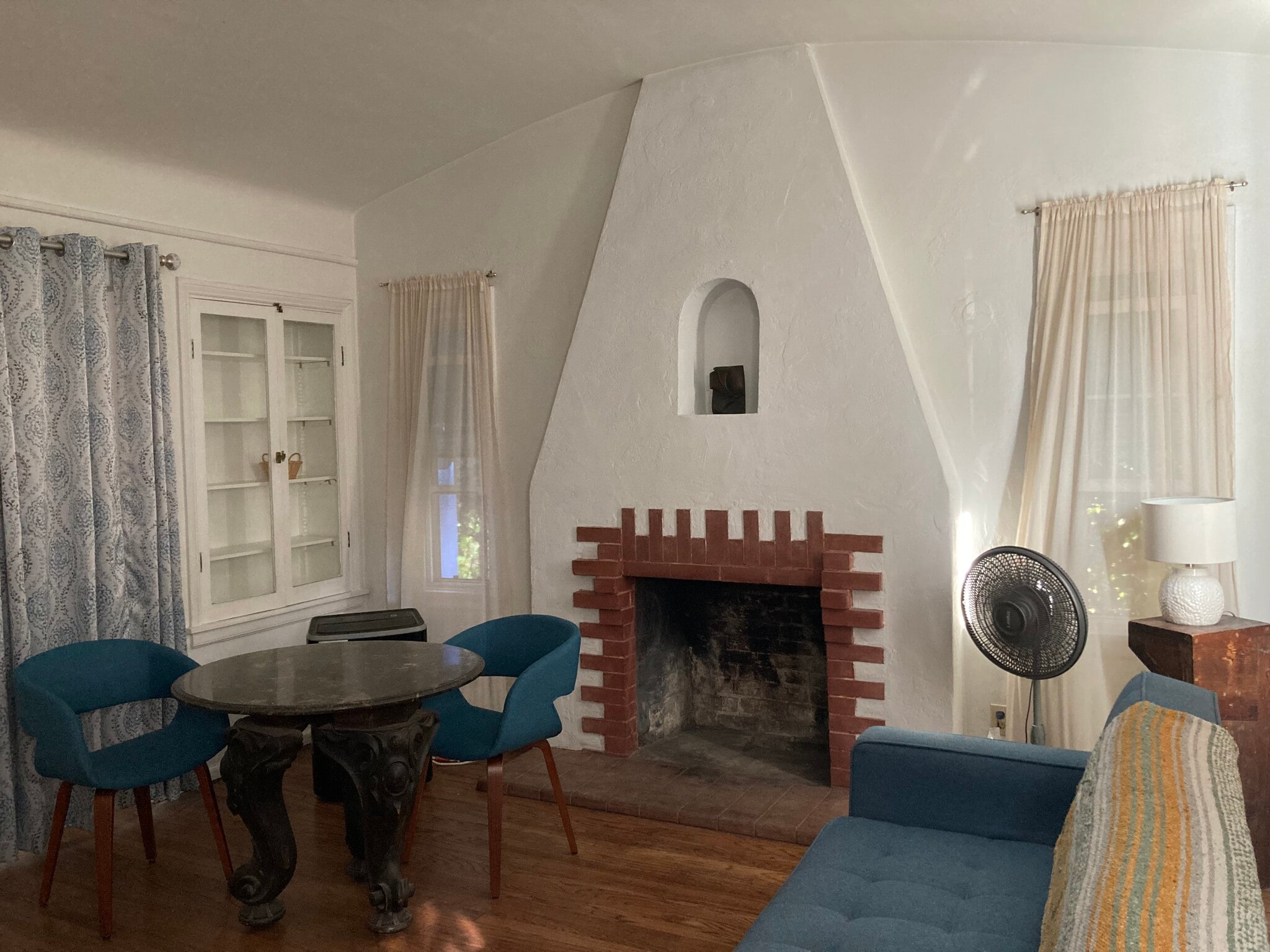 Living - 832 Manzanita Ave