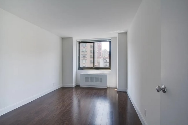 Building Photo - 200 E 82nd St