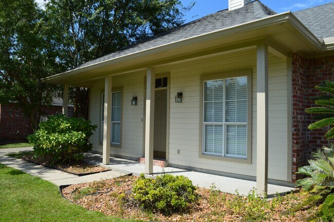 Building Photo - 18574 Lake Iris Ave